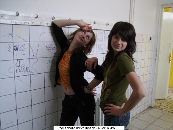 lil' ugleeh mhe! fotografa [bia] mi`a zis iau ales [p.s: fata din dreapta colega mea betina]