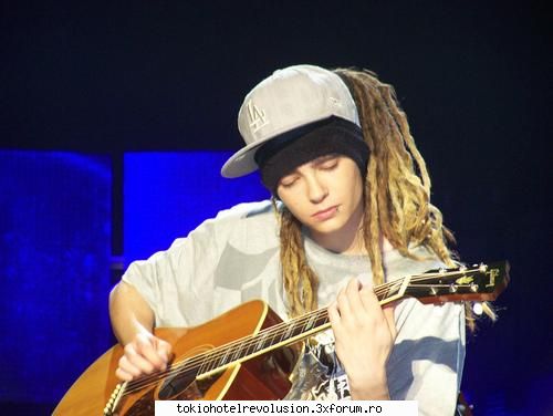 tom uite asha imi fac posturi