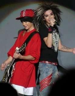 fanele care... colega clasa care iubea foarte mult tom asculta tokio hotel mai mereu dar vazut prea