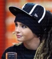 tom dat negru jurul ochilor  