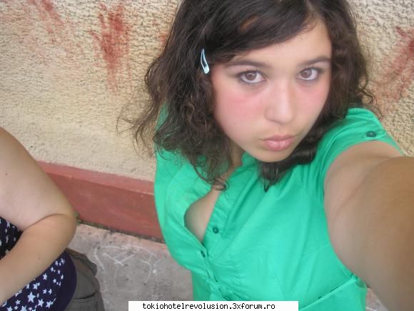 me...the panda pozici... hm..in poza asta arat mie imi plac mult mainile perete    