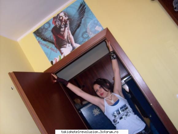 juli kay scris:mai ani ?:xam ani place posterul meu?
