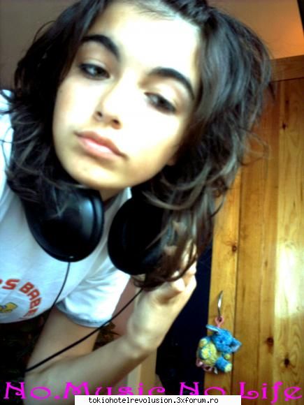 catalina gata pun poze facute azi!!!   stiti toate sunt niste casti  