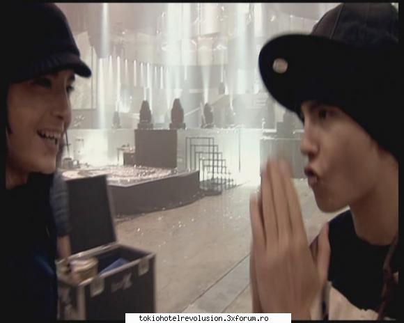 tokio hotel dvd zimmer 483 tom murea explincand cum itzi taie (capul daca chestie dintr-aia sus iti