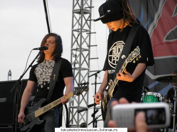 fun with tom georg canta balada: tom too will kill ucuz f*ck nuh trebuia vina ziua asta..