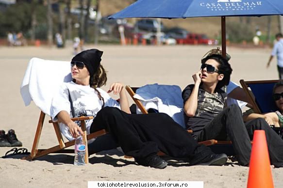 bill&tom plaja l.a mai gasit inca 1...intru intamplare dau poze doar tom imbracat
