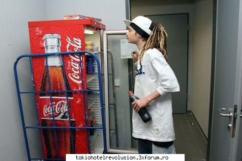 tom aici vad isi sticla cola  