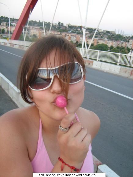 asta sun yo...o simpla fata idioata alta...