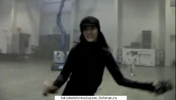tokio hotel dvd zimmer 483 ultima tom gustav ton foarte s-a enervat le-a aratat semnul pacii.....