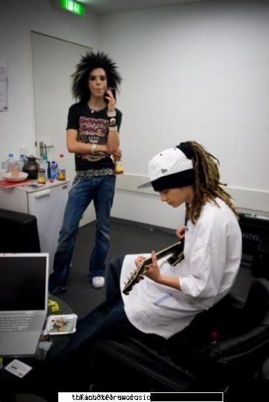 kaulitz twins bill fumeaza aici...