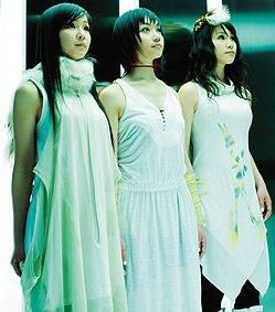 perfume stiu trupa rock...si stiu cam prostesc arat asemenea pot abtine... formatie din uite three