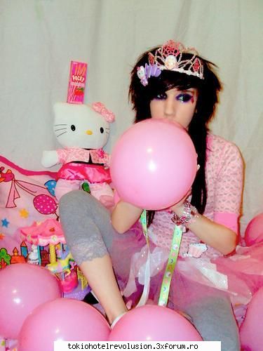 hot not hehe. ^^hotish.i don't even know who's this girl.but like that hello kitty toy. *** Cel mai cool avatar***