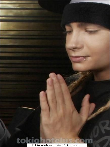 nuol creddeam in stare pe tom sa se roage :rotfl:  :rotfl:  :rotfl: tom