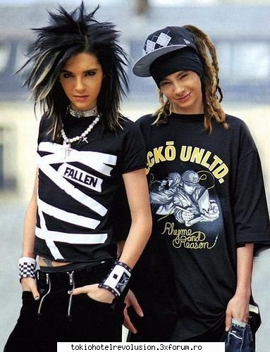 fun with th!!! ce-mi place tipa aia!b: tom, taci! vezi incerc ies bine poza?t: uuuuuu! aaaaa! c*r