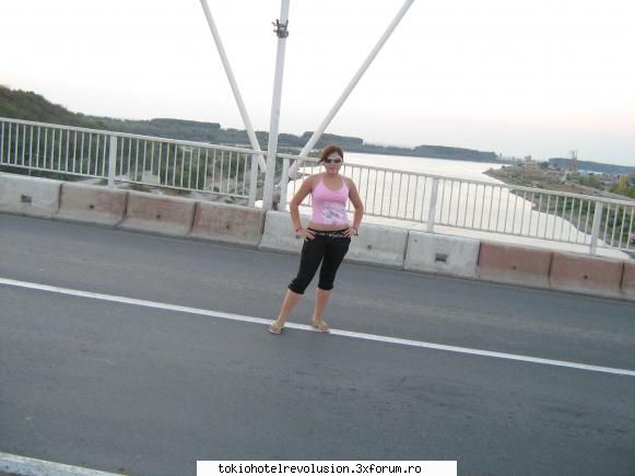 Asta sun yo...o simpla fata idioata - yo pe mijlocu podului - Fotografii cu utilizatorii
