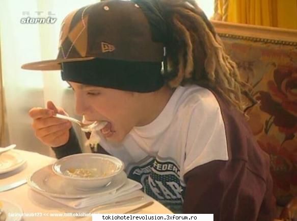 Fun with tom - mama pune coatele pe masa nu sorbi cu sufla in - Tom Kaulitz