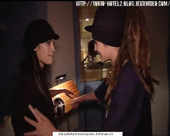 Fun with tom - Bill: aha Tom microfonul mau unde ii ....la - Tom Kaulitz