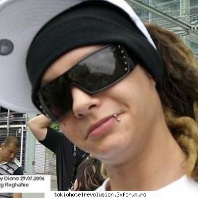 Fun with tom - T ..salut gagica!ai treaba diseara?uita-te la mn - Tom Kaulitz
