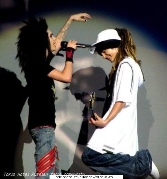 Funn with bill - B: dumnezeu iti va pune mana in kap T: taci mhaaa - Bill Kaulitz