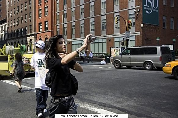 Funn with bill - T: uite Bill,statuia libertatzii!!! B: skip the - Bill Kaulitz