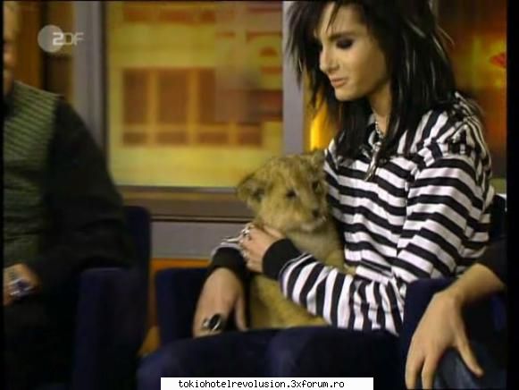 Funn with bill - B: *citeste in gand de pe un ecran* buna ziua,ma - Bill Kaulitz