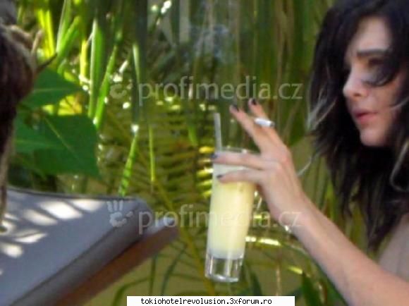 Funn with bill - t: bill iar tigara si suc? sa shtii ca sucu e - Bill Kaulitz