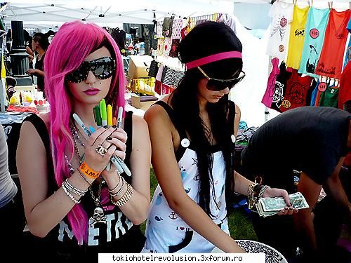 HOT or NOT - �.Lick My LollipOp.� - Arhiva Generala /General Archive
