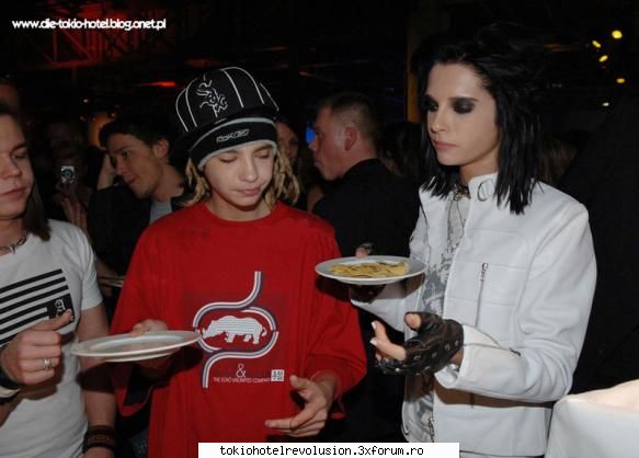 Kaulitz Twins - in poza asta Tom se uita in farfuria lui - Fotografii