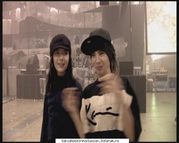 Tokio Hotel DVD ZIMMER 483 - vorbeau de priml show in praga parca shi tom - Arhiva Privata / Private Archive