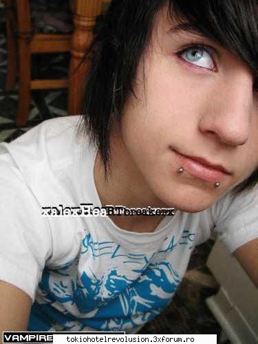 baietzi makiatzi k bill - nu stiu mie imi place Alex un Emo boy care nu se - Arhiva Generala /General Archive