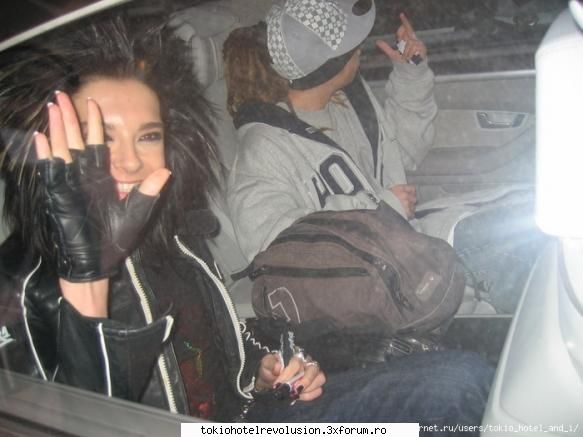 fun with bill and tom! - bill face cu mana si tom la arata m**e - Gemenii Kaulitz