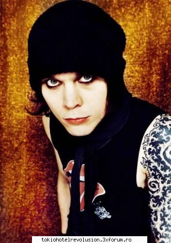 him - e superba trupa solistu pare putzin km satanist - Muzică