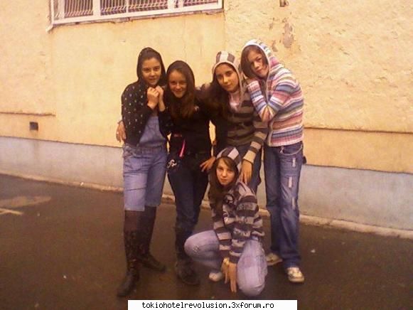 valitzuca - de la st la dr hilal(puca) simona(colegamea) yo - Fotografii cu utilizatorii
